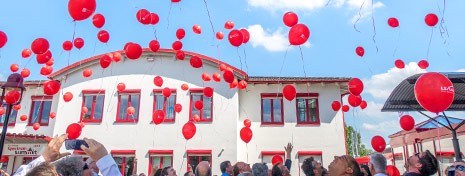 Das Bild zeigt eine große Anzahl roter Luftballons, die von unseren Kunden vor dem LS telcom Gelände steigen gelassen wurden.