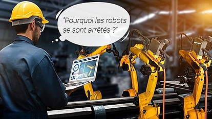 Réseau industriel – Connectivité fiable pour les processus automatisés Un ingénieur dans une usine utilisant un ordinateur portable pour surveiller des bras robotiques et se demandant pourquoi ils se sont arrêtés. Représente l’importance des réseaux industriels à faible latence et haute fiabilité.