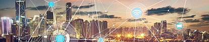Red de ciudad inteligente con íconos de espectro inalámbrico al atardecer Horizonte urbano iluminado con símbolos de conectividad inalámbrica que representan la regulación moderna del espectro.