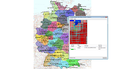 Carte de calcul de couverture SPECTRAemo Calcul de couverture en cours avec SPECTRAemo sur une carte de l'Allemagne, indiquant les zones de couverture des émetteurs et la grille de traitement.