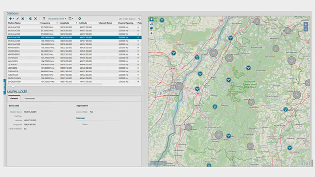 Eine Spektrumsüberwachungs-Oberfläche mit einer Liste von Stationen auf der linken Seite und einer geografischen Karte auf der rechten Seite. Die Liste enthält Frequenz-, Standort- und Kanalinformationen, während die Karte die Standorte der Stationen mit Symbolen markiert.