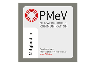 Logo des Bundesverbands Professioneller Mobilfunk e.V. (PMeV), verlinkt zur offiziellen PMeV-Website. Öffnet in einem neuen Tab.