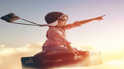 Planification radio pérenne avec CHIRplus_TC Enfant avec des lunettes d’aviateur pointant vers l’avant, symbole d’innovation et de technologie durable avec CHIRplus_TC.