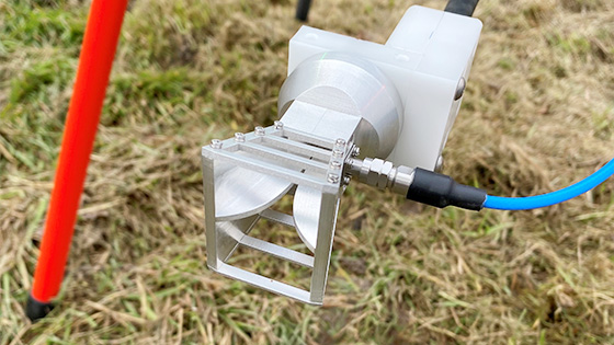 Antena de bocina para mediciones de hasta 40 GHz conectada a un dron