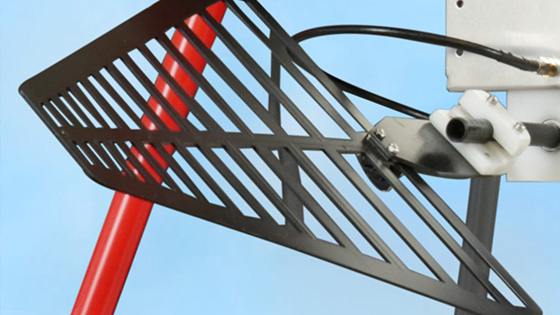 Antena direccional para radiogoniometría conectada al dron